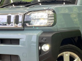 【LEDヘッドライト】悪天候や夜間走行時も良好な視界を確保し安心して運転できる高輝度LEDヘッドライトを装備!点灯速度が早く、消費電力も抑えられています。