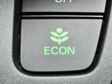 ワンタッチで省燃費走行をサポートするECONスイッチを装備。