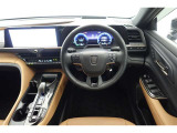 スポーティームード溢れる運転席周りですね。 クイックなドライビングに対応できるよな運転席回りになっています。 ドライブがますます楽しくなりますね!
