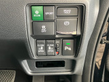 【リア両側パワースライドドア】リモコンなどで自動開閉。Hondaスマートキーを携帯していれば、軽い力で解錠とドアオープンが行えます。半ドア状態まで閉めると、自動的に全閉する機能付き。