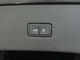 両手がふさがるほどの荷物があるとき、とても便利なオートマチックテールゲートが装備されております。