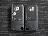 ◆スマートキー◆カギをバッグやポケットに入れたままでもドアロックの開閉ができる『スマートキー』付き!雨天や暗くなってもカギを取り出す必要がなくドアの開錠&エンジンも始動できます