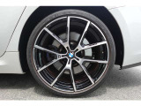 【BMWアロイホイール】軽量かつ強度に拘ったアロイホイール。走行性能ポテンシャルを引き出す設計。タイヤのサイドウォールが強化されたランフラットタイヤは、パンク時にタイヤがつぶれてもリムから外れません。