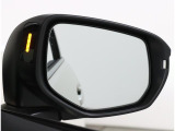 車体後部に内蔵されたセンサーによって、自車の後側方から接近する車両を検知。衝突の危険があるとシステムが判断した場合、ドアミラーのLEDインジケーターや警報音でドライバーに注意を促します。