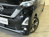 前方や対向車部分だけ切り分けてハイビームになるアダプティブLEDヘッドライトです。