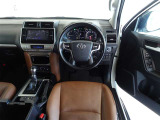 革巻きステアリングで快適な操作性の運転席です。