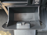 足元には便利なセンターロアボックスを設置。車内を整理しやすく、使い勝手の良さが魅力です。