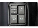 【シートヒーター】 寒い日はすぐにあたたかくなるシートヒーターは重宝します。暖房を控えめにすることで燃費の向上にもなります。車内の空気が汚れたり乾燥したりする心配も減ります。
