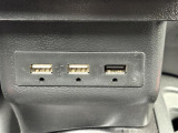 【アクセサリーソケット(電源ソケット)】電源からケーブルをつなげば、スマートフォンなどの電子機器の充電などを行うことができます!ゲーム機器や、カメラの充電にも便利ですね。