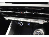 空調関連操作スイッチを中央に操作性もよく、USBポートType A/C、ワイヤレスチャージングパッドも標準搭載です。