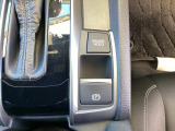 スマートな電子制御式パーキングブレーキに加え、渋滞時などでブレーキペダルから足を離しても停車を維持するオートブレーキホールド機能により、運転がより快適になります。