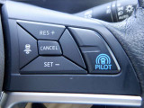 【日産プロパイロット】 高速道路の単調な渋滞走行と長時間の巡航走行で、アクセル、ブレーキ、ハンドルの操作をクルマがアシスト。快適な高速ドライブが楽しめます。