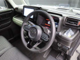 運転席のドアを開け、乗り込む際のイメージです。足元には純正フロアマットも敷かれています。