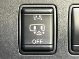 【ハンズフリー機能付き両側パワースライドドア】スライドドアの下に足先を入れてすぐ引くと、自動的にスライドドアが開閉します!荷物で両手がふさがった状態でも、ドアの開閉ができてとっても便利!