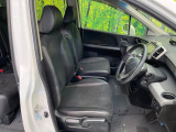 運転席まわりには十分なスペースがあり、大柄な方でもゆったり運転していただける環境です。