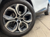 ●純正18インチアルミホイール:輸入車ならではの卓越した走りを支えるホイールと足回りです!日本車の走りに慣れている方にもぜひ体感して頂きたいほど、高いレベルでまとまっています!
