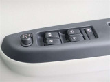 【パワーウインドゥマスタースイッチ】運転席より助手席やリヤドアガラスの開閉が出来るので便利ですね!運転席以外のウインドロック機能も付いています。
