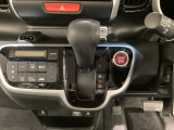 CVT車のセレクトレバーです。低速から高速まで、変速ショックのないスムーズな走りを実現するとともに、エンジン効率のよい領域を維持することで燃費にも貢献します。