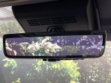 【デジタルインナーミラー】後席の大きな荷物や同乗者で後方が確認しづらい時でも安心!カメラが撮影した車両後方の映像をルームミラー内に表示。クリアな視界で状況の確認が可能です!
