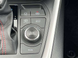 ブレーキホールドスイッチ、パーキングブレーキスイッチ、EV/HVモード切替スイッチ、オートEV/HVスイッチ、ドライブモードセレクトスイッチ、トレイルモードスイッチ。