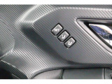 運転席のシートポジションを2か所記憶させることがシートメモリー機能が付いております。ボタンを押すと設定したシートポジションに自動で動きます♪