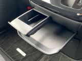 インストセンターロアBOX・グローブBOX・カップホルダー付きインストセンタースライドトレイ等、車内に持ち込んだ小物やドリンクが片付く収納も充実です。