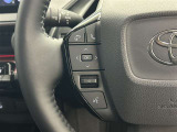 運転中、オーディオの操作をしてて、ハッとしたことはありませんか?ステアリングスイッチは、運転中でもハンドルでオーディオの操作が可能です。安全なドライブをサポートします。