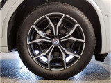 【BMWアロイホイル】軽量かつ強度に拘ったアロイホイル。走行性能ポテンシャルを引き出す設計。車の足元を引き締めてくれる大きなポイントはアロイホイルです。