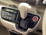 インパネシフトを採用しているので、前席の足元も広々としています。運転席と助手席の行き来もスムーズです!