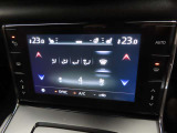 運転席と助手席それぞれで温度調整が可能なタッチパネル式のオートエアコンです。ステアリングヒーターと前二席分のシートヒーターも備え、車内を快適に保ちます。