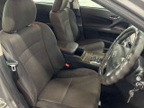 運転席の画像です。足元やシートまわりに余裕があり、リラックスした姿勢で運転が可能です。視界も良好で操作系へのアクセスもしやすく、快適で安心感のあるドライブをサポートします。