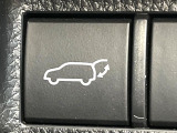 【パワーバックドア】スマートキーや運転席のボタンを押すだけでリアゲートが自動で開閉します!荷物を持っている時や、高い位置にあるバックドアを閉める際に便利な機能です♪