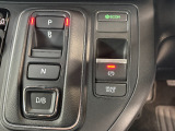 電子制御パーキングブレーキは信号待ちでも便利。いつもより運転がラクになるはずです。