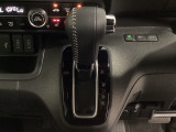 CVT車のセレクトレバーです。低速から高速まで、変速ショックのないスムーズな走りを実現するとともに、エンジン効率のよい領域を維持することで燃費にも貢献します。