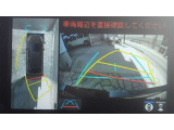 車を上から見下ろした視点で駐車をサポートするパノラマビューを搭載。運転席から確認しにくい車両周囲の状況を確認できます。