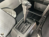 軽い操作で動かせるシフトレバー