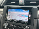 【Honda純正ナビゲーション(Honda CONNECT対応)】通信により地図が自動で更新され、車内Wi-Fiでスマホやタブレット、ゲーム機なども楽しめます。