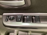 ハンドルの右側に電動格納付きパワーミラーの操作スイッチがついています。左右のサイドミラーの角度調節も微調整ができて便利です。パワーウインドウは運転席でドア4枚とも上下の操作ができるようになっています。