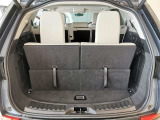 三列シート使用時でも、トランクには日常使いの荷物や小型のバッグをしっかり収納可能。限られたスペースでも無駄なく使える設計で、乗車人数と積載性を両立したい方におすすめです。