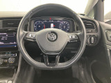 Volkswagen全車共通の上質な本革を使用した手触りのしっとりとしたステアリングです。唯一素肌が触れるハンドルは上位モデルと同じ握り心地になっております。