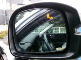 複数車線走行時、後方からの他車の接近を知らせるブラインドスポットモニターを搭載しています。