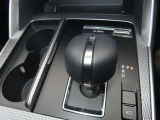 8ATが、CX-80の力強くしなやかな走りを支えます。シフトレバー左側には、蓋付きのドリンクホルダーを備えています。
