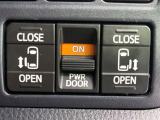 【両側パワースライドドア】スマートキーや運転席のスイッチで後席両側スライドドアの開閉が可能♪電動だから力を入れてドアを開ける必要が無く、小さなお子様でも簡単に開け閉めでき快適です♪