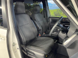 運転席まわりには十分なスペースがあり、大柄な方でもゆったり運転していただける環境です。