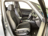 フロント広々、セパレートシートの運転席は、ハイトアジャスターが付いているので、快適にドライブができます。ハンドルはテレスコピック機能で、ハンドル位置を上・下・手前・奥に調節できます。