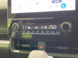【オートエアコン】一度お好みの温度に設定すれば、車内の温度を検知し風量や温度を自動で調整。暑い&hellip;寒い&hellip;と何度もスイッチ操作をする必要はありません。快適な車内空間には必須の機能ですね♪