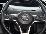ハンドル左側には、アドバンスドドライブディスプレイ設定、ボリューム調整スイッチ。右側には、プロパイロット設定、ハンズフリーフォンスイッチが付いています。