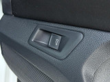 運転席ドアのパワーテールゲートスイッチで、運転席に座ったままテールゲートを開けることができます。
