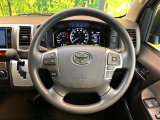 インテリアに合わせたデザインのステアリングは、運転される方のことも考え、運転しやすい形状、大きさです。是非一度、実際に触ってお確かめください。