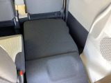 リアシートは簡単に倒すことができるので、ラゲッジルームも広がります。